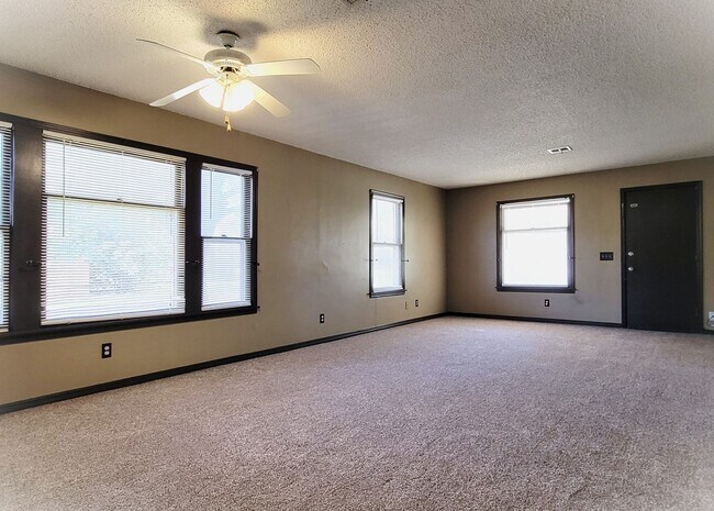Building Photo - Quaint Home In El Reno