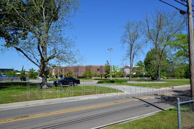 Building Photo - 4836 Rollins Rd
