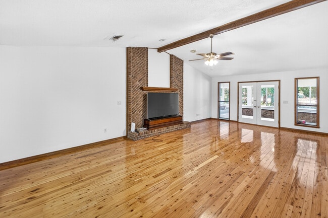 Building Photo - 1140 Troon Dr E