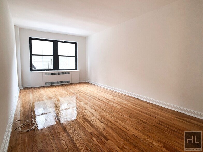 Primary Photo - EAST 55 STREET