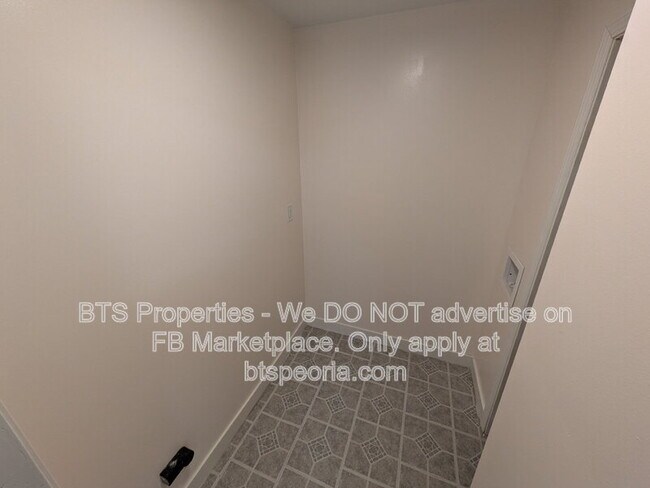 Building Photo - 906 S Tonti Cir