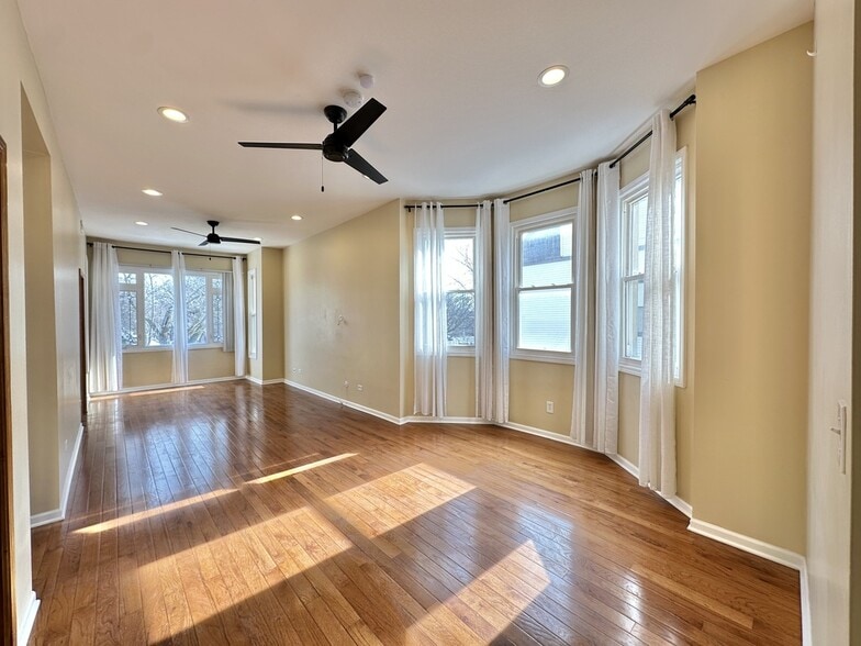 Building Photo - 2028 N Hamlin Ave