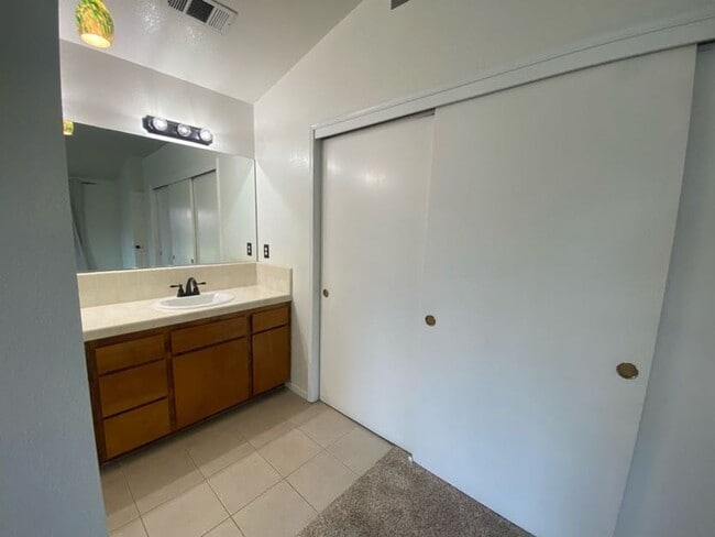 Building Photo - 1947 Henshaw Ave