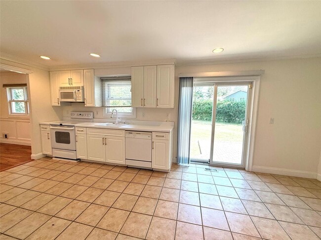 Building Photo - 6 Cove Ln