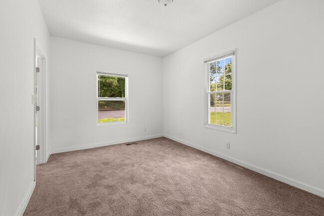 Building Photo - Charming 4 Bedroom, 2 Bathroom house