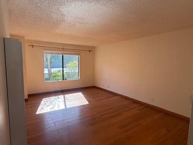 Building Photo - 2-Bedroom, 1.5 Bathroom Townhome in Quiet El Sobrante Neighborhood