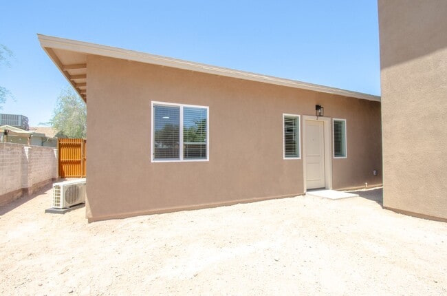 Building Photo - 1720 E Edison St