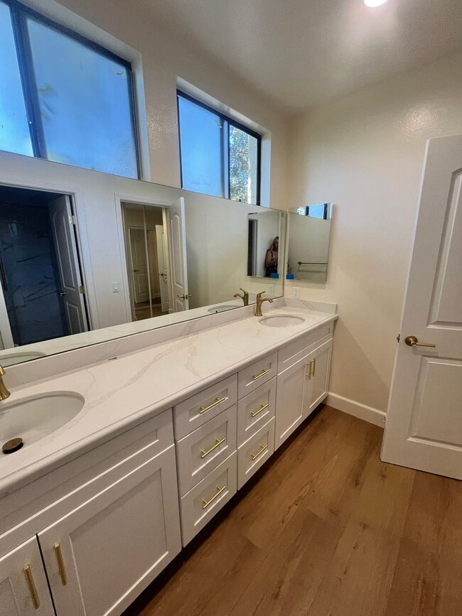 Building Photo - Thousand Oaks - 3 bedroom, 2.5 bath in the...