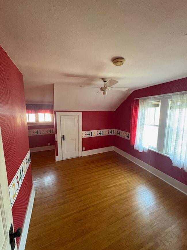 Building Photo - Single Family Home - 3 bedrooms / 2 bathrooms