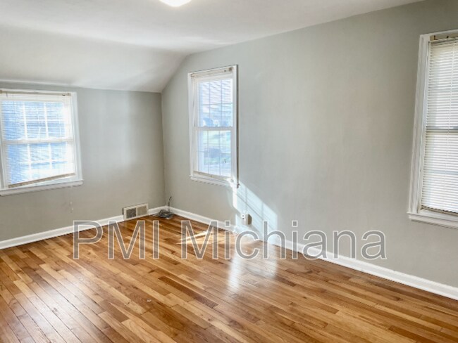 Building Photo - 1311 E Monroe St