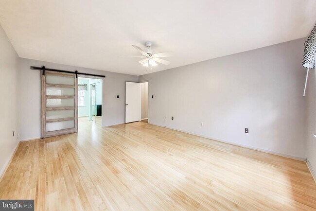 Building Photo - 1718 Crestview Dr