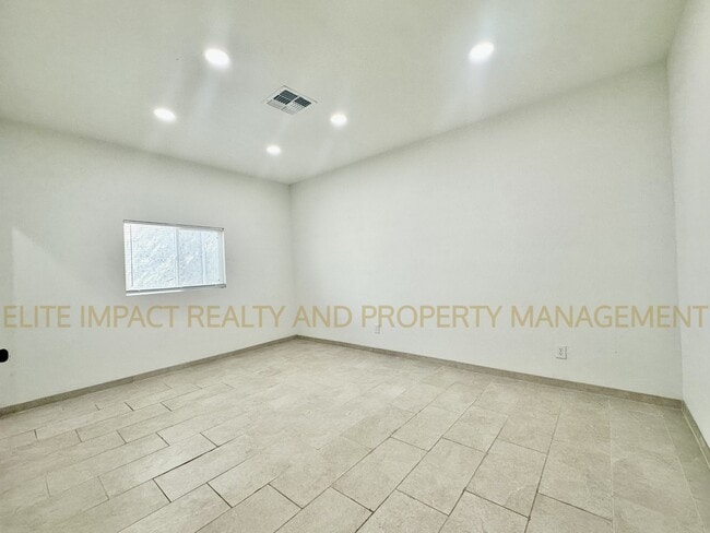 Building Photo - 3921 E Blacklidge Dr