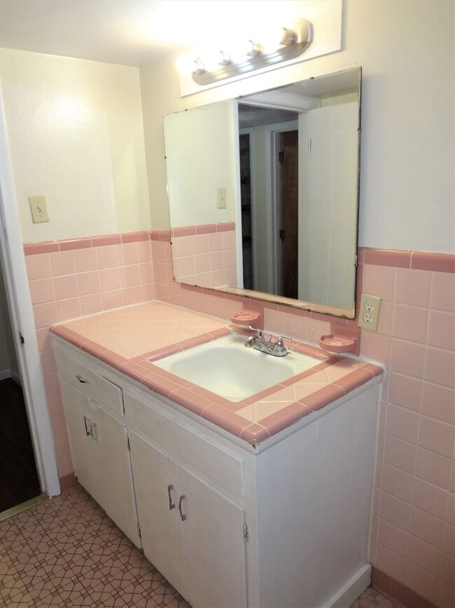 Building Photo - 2 Bed, 2 Bath Apartment off University Ave. w/ Hardwood Flooring