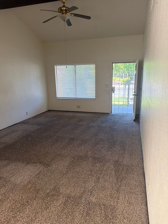 Building Photo - 2 Bed 2 Bath Duplex!