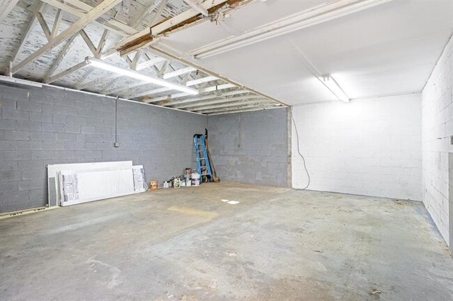 Building Photo - 1517 Gaylor Cir SE