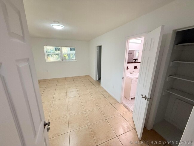 Building Photo - 912 SE Tarpon Ave