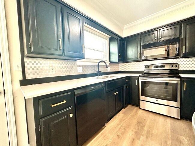 Building Photo - Well appointed 2 bed, 2.5 bath Townhouse Partial Utilities Included!