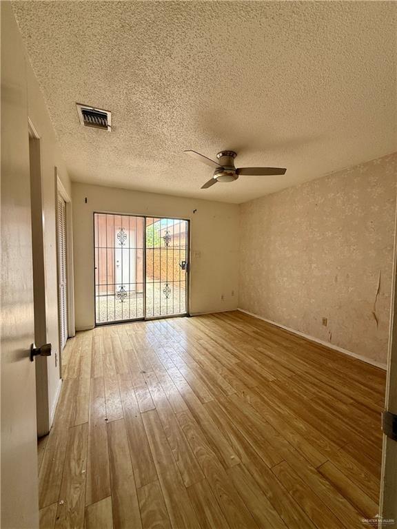 Building Photo - 900 E Dallas Ave