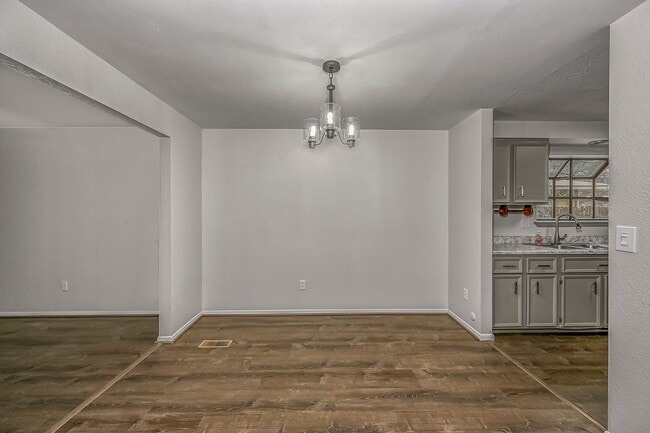 Building Photo - 3-bedroom 2-bathroom home with fenced back...