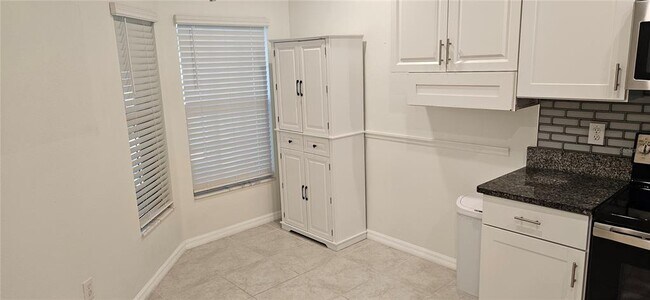 Building Photo - 14055 Weddington Ter