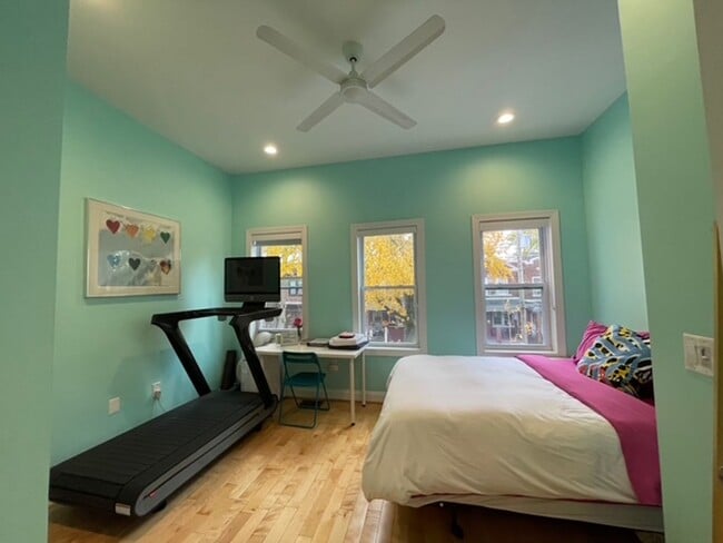 Building Photo - Stylishly Renovated 3 bedroom, 2.5 bath wi...