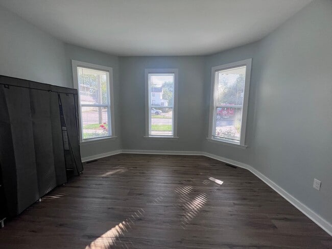 Building Photo - 3 bedroom home with main floor laundry!