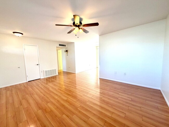 Building Photo - 55+ community-Move-in Ready 2 Bedroom 2 Bath Sun City Home!