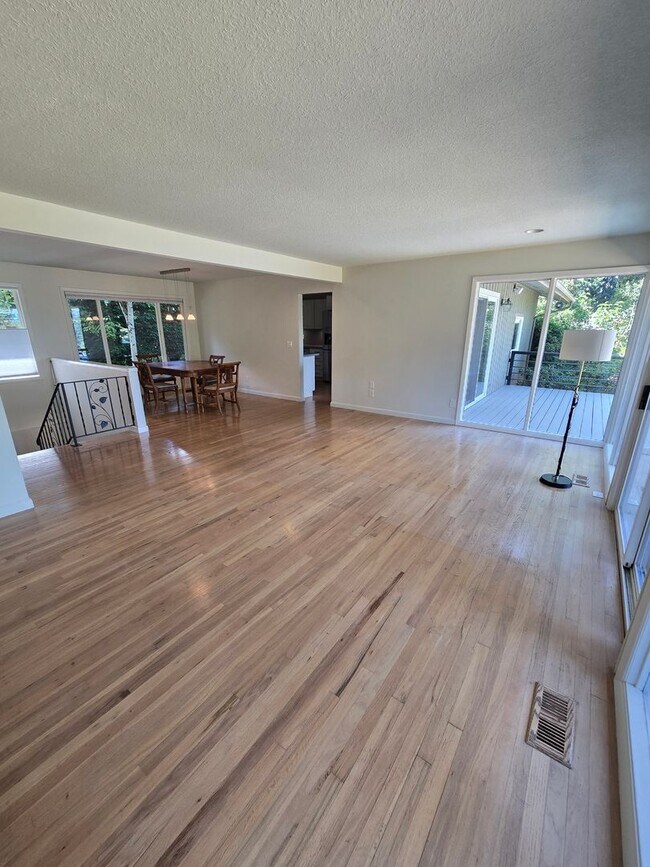 Building Photo - Popular West Linn! Tons of Space and great...