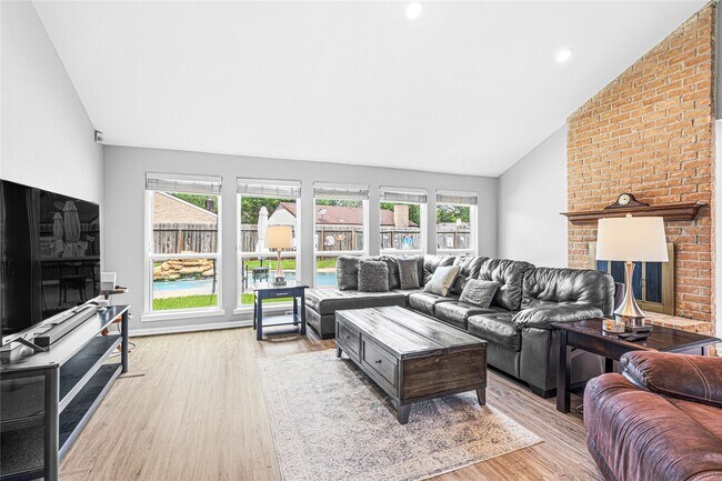 Building Photo - 1046 Apache Falls Dr