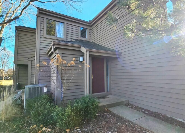 Building Photo - 755 Golf Ln