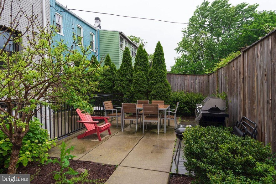 Building Photo - 809 Otis Pl NW