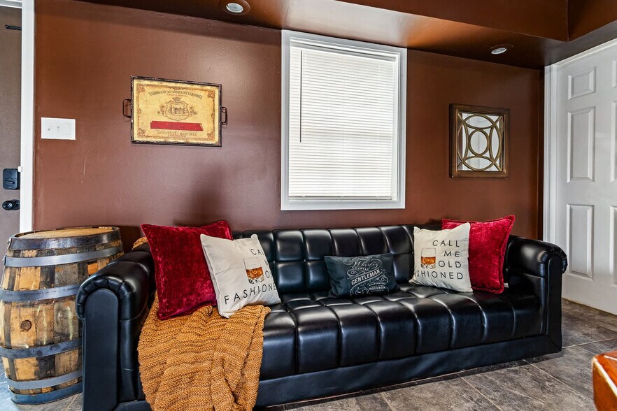 Building Photo - 301 S Front St