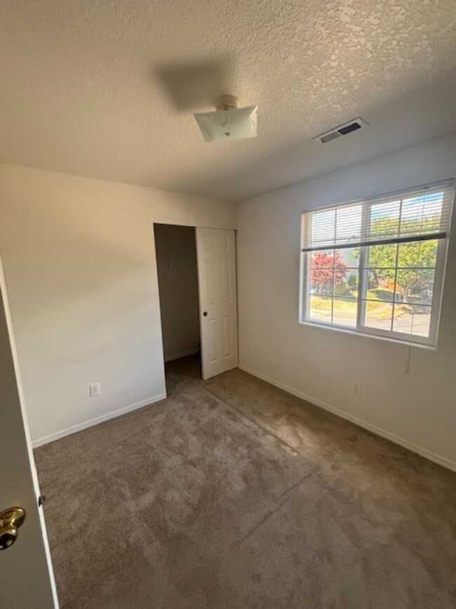 Building Photo - 4 Bed 2.5 Bath in Hillsboro