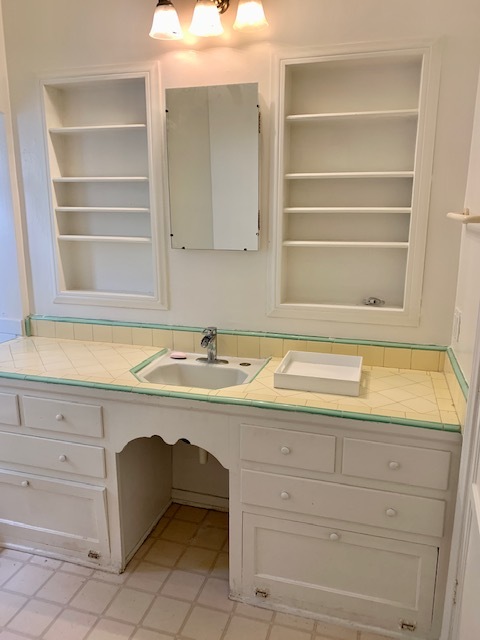 Bath w bath/shower and storage closets - 1233 22nd St