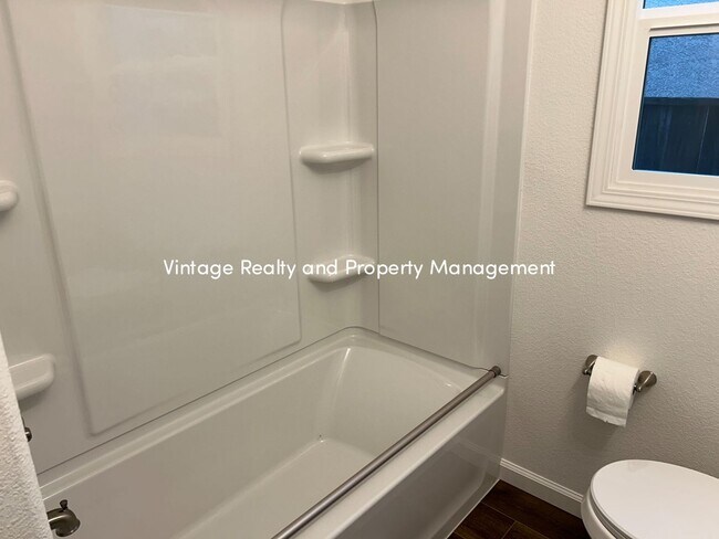 Building Photo - Just Like New Cozy 2 Bedroom Home That Is Ready to Go!!!