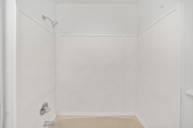 Building Photo - Spacious 3-Bedroom Home with Fireplace, Split Floor Plan & Screened Lanai in Southeast Ocala!