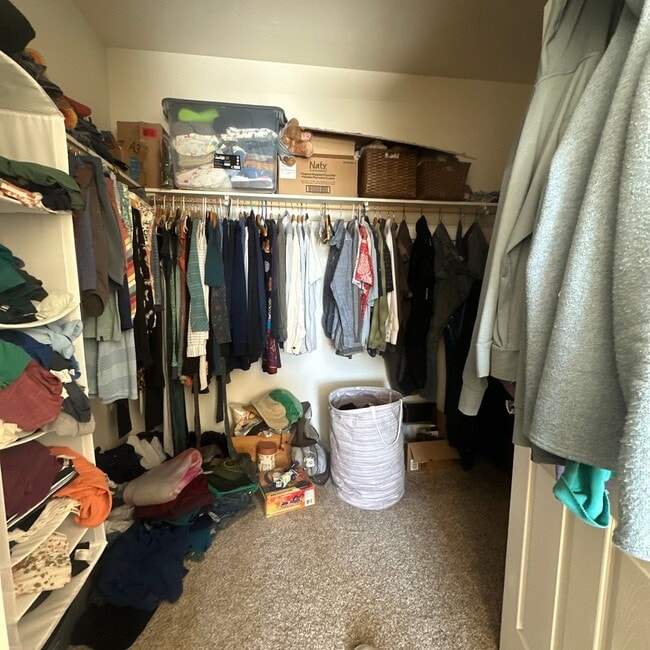 Building Photo - Spacious  3 bedroom 2.5 bathroom townhouse