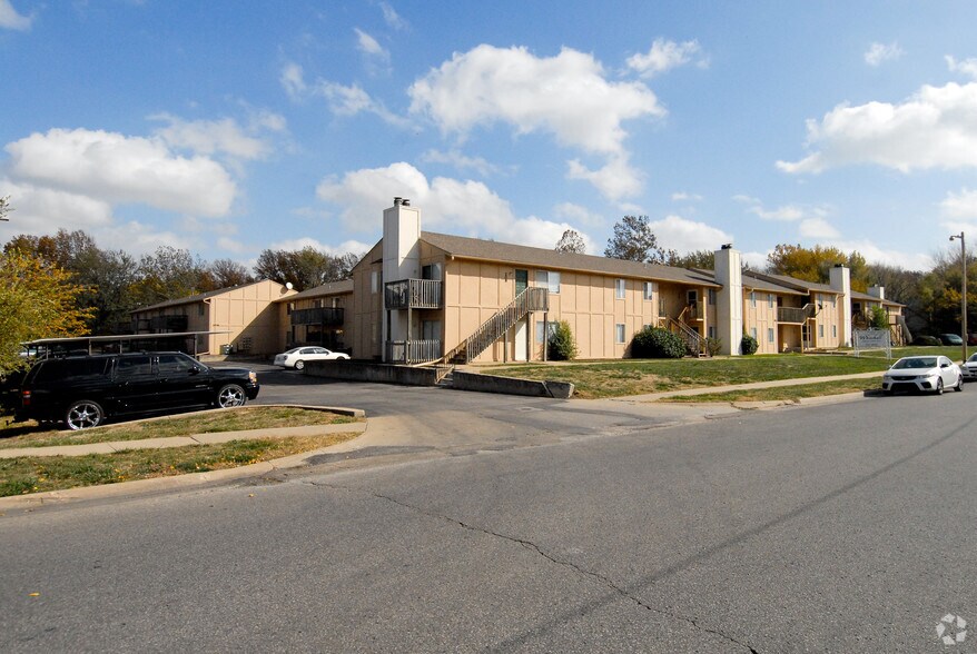 Whitehall Apartments 3930 SW Twilight Dr Topeka KS 66614 Apartment