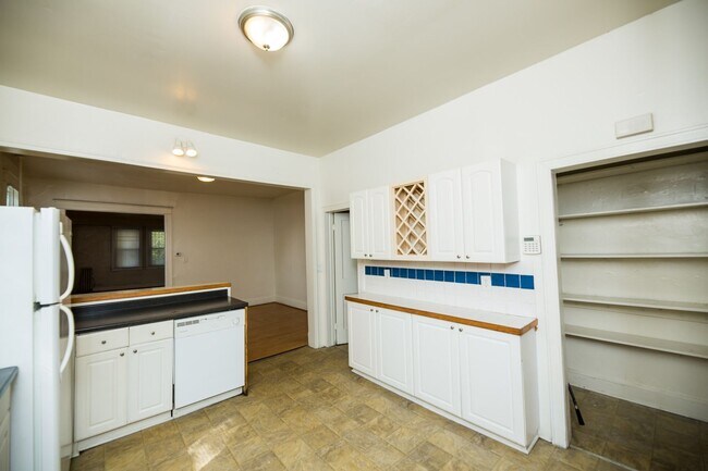 Building Photo - 2026/2027 JHU Off-Campus 5bd/3ba Charles Village w/ W/D & parking!.. Available 6/9/26