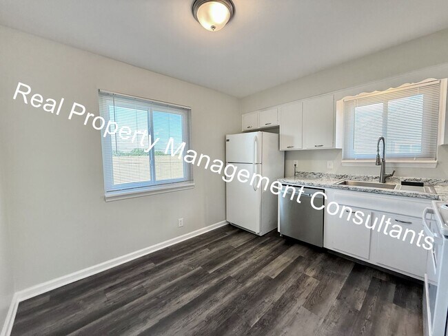 Building Photo - 3 Bedroom 2 Bath Overland Park Duplex Now Available!