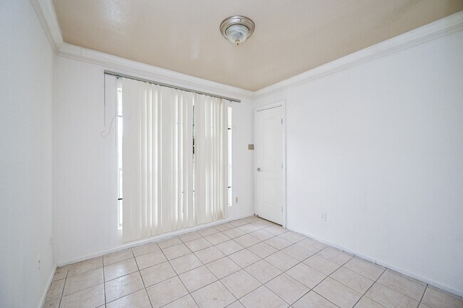 Building Photo - 3900 Woodchase Dr