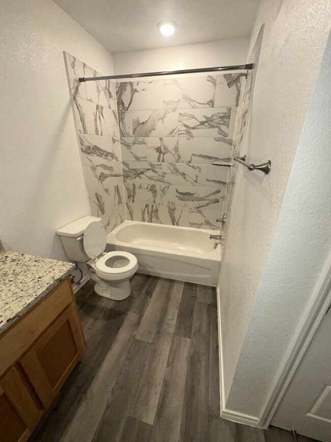 Building Photo - AVAILABLE NOW!