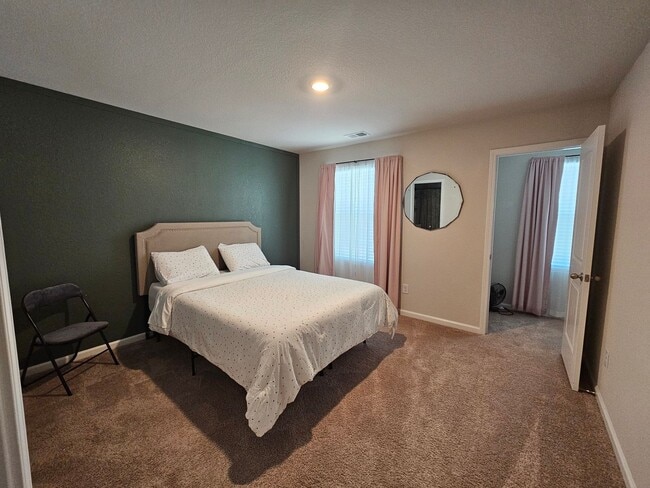 Building Photo - NEW LISTING!!!!!