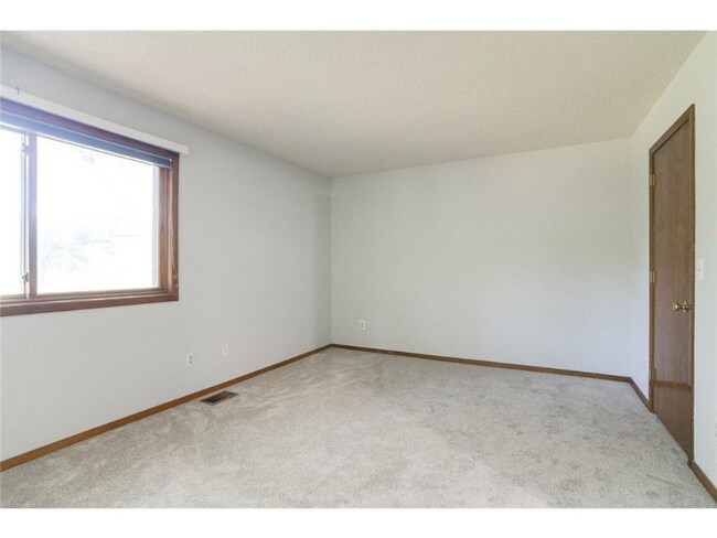 Building Photo - 2458 Crestwood Dr