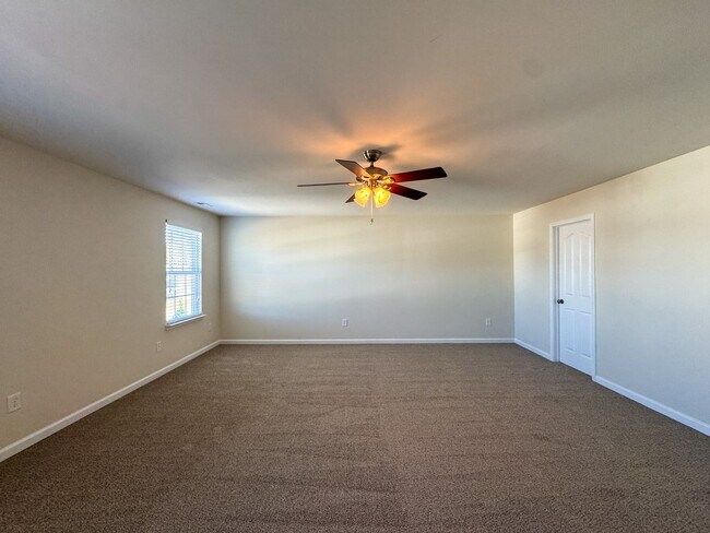 Building Photo - Lovely 5 Bed 3 Bath Home with Community Amenities