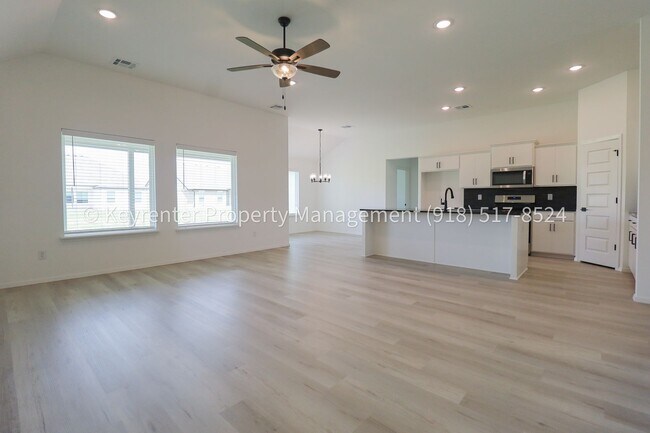 Building Photo - 2908 S Redwood Ave