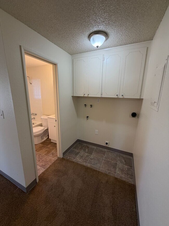 Building Photo - (473) Walnut Duplex - 2 Bedroom / 1 Bathroom