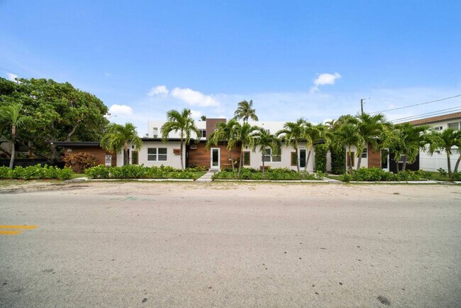 Building Photo - 1702 NE 9th St