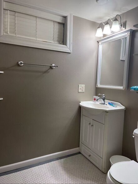 Building Photo - 28 Lathrop St