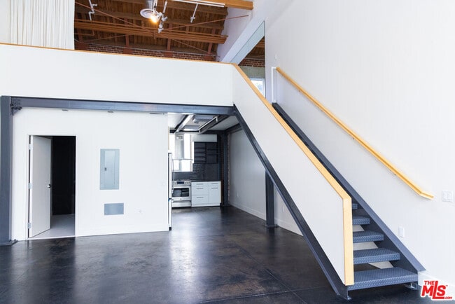 Building Photo - 130 S Hewitt St